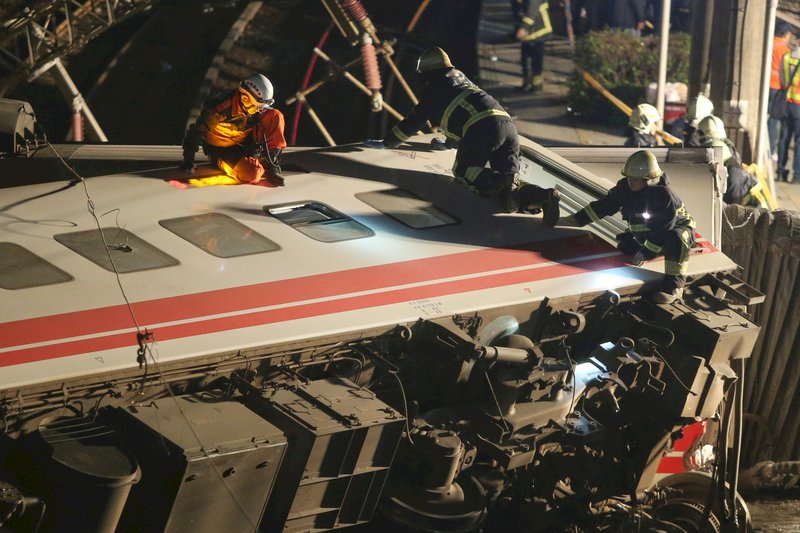 台鐵列車翻覆 總統明探望傷患