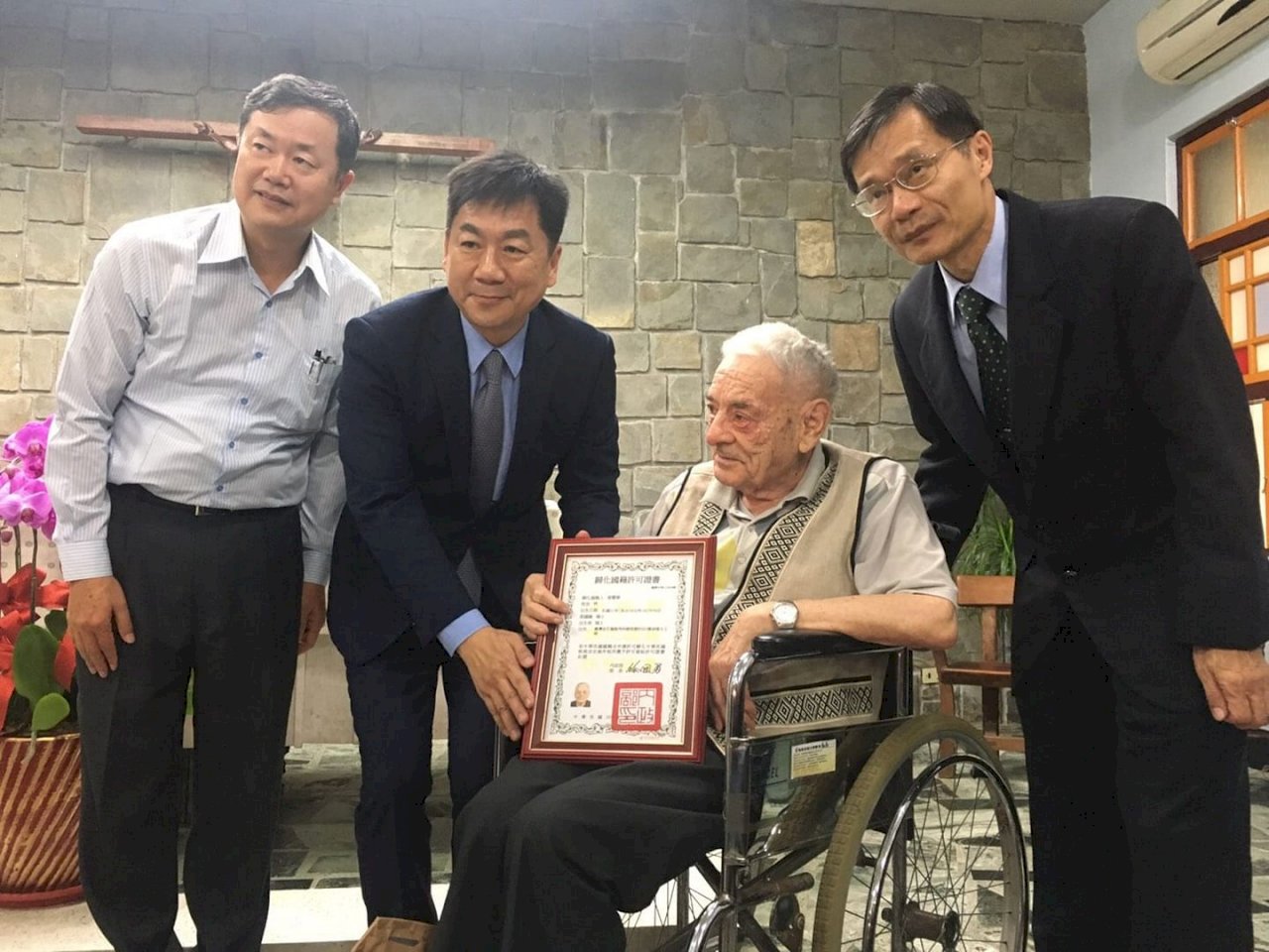 來台關懷原民57年 瑞士籍神父雷震華取得身分證