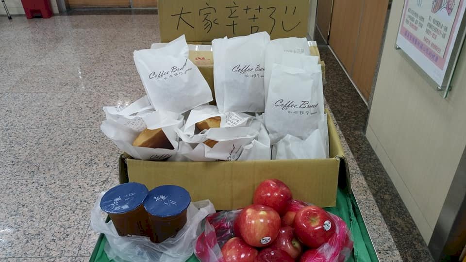 普悠瑪翻覆／足感心！愛心民眾赴急診室送火鍋咖啡