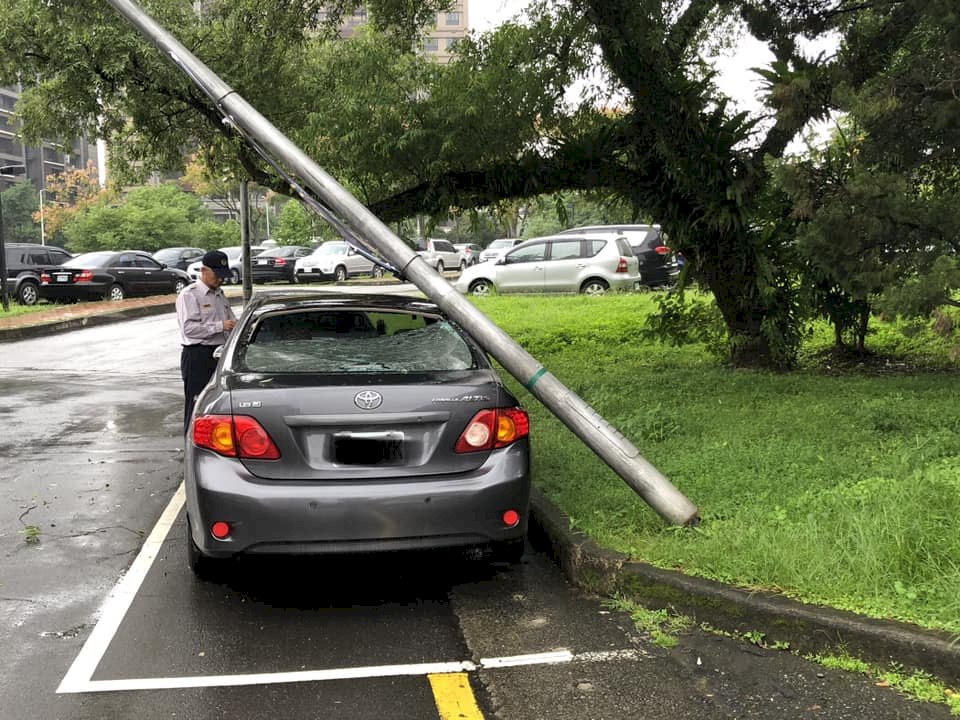 東部地震 中研院路燈遭震斷砸中小客車