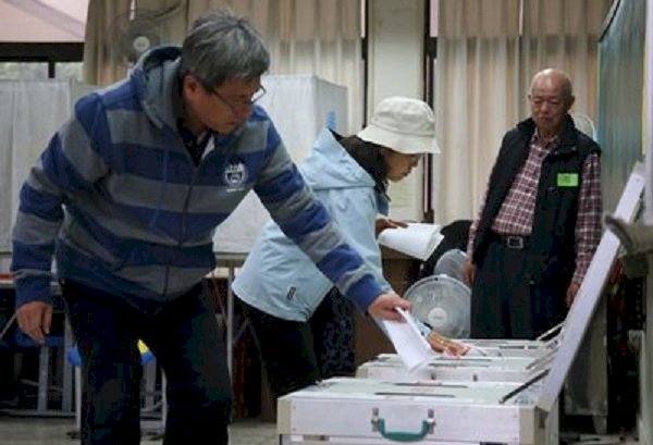 中選會：投完選舉票後 選務人員會引導領公投票