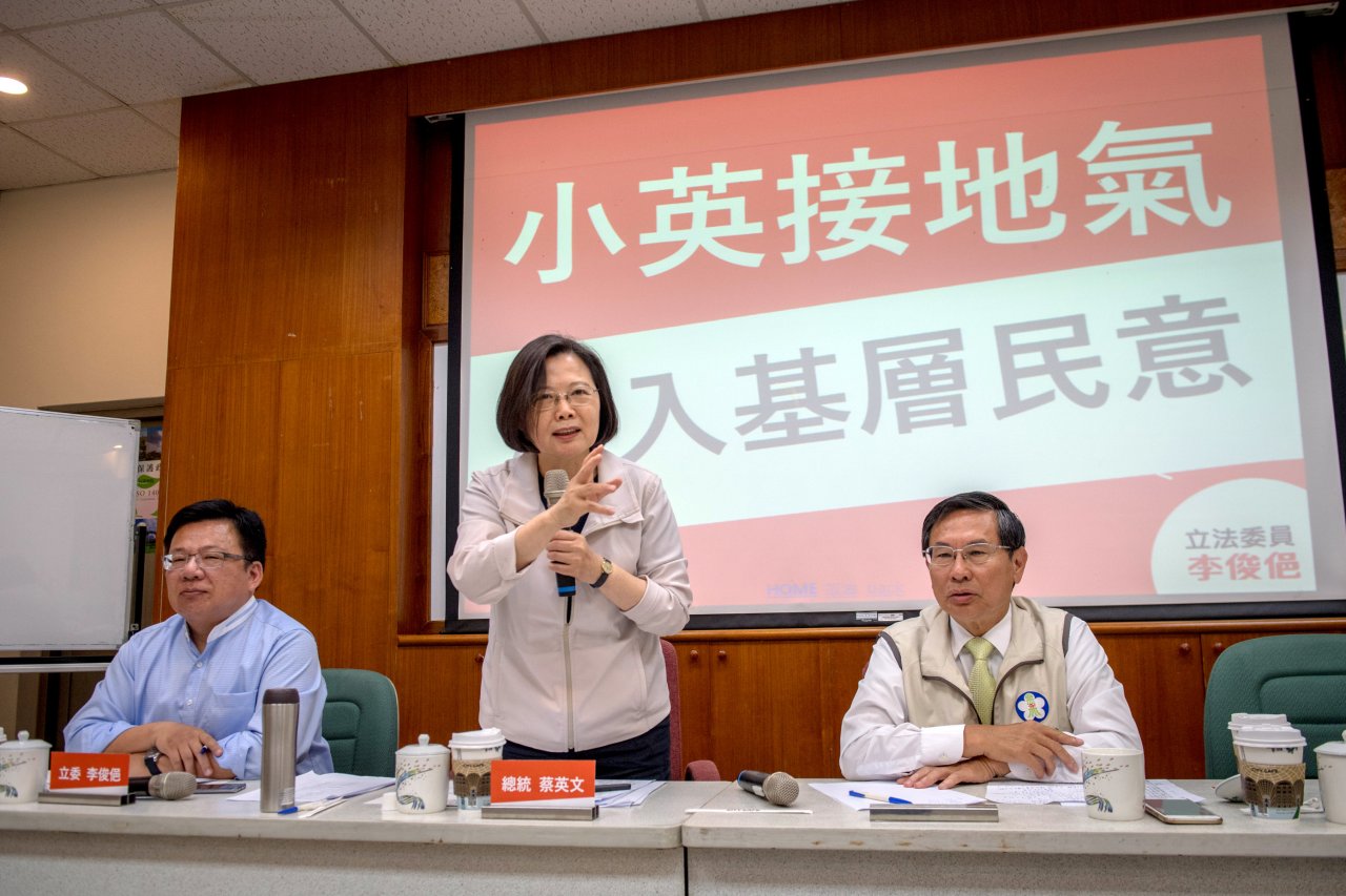 總統：府、院檢討後將進行人事調整