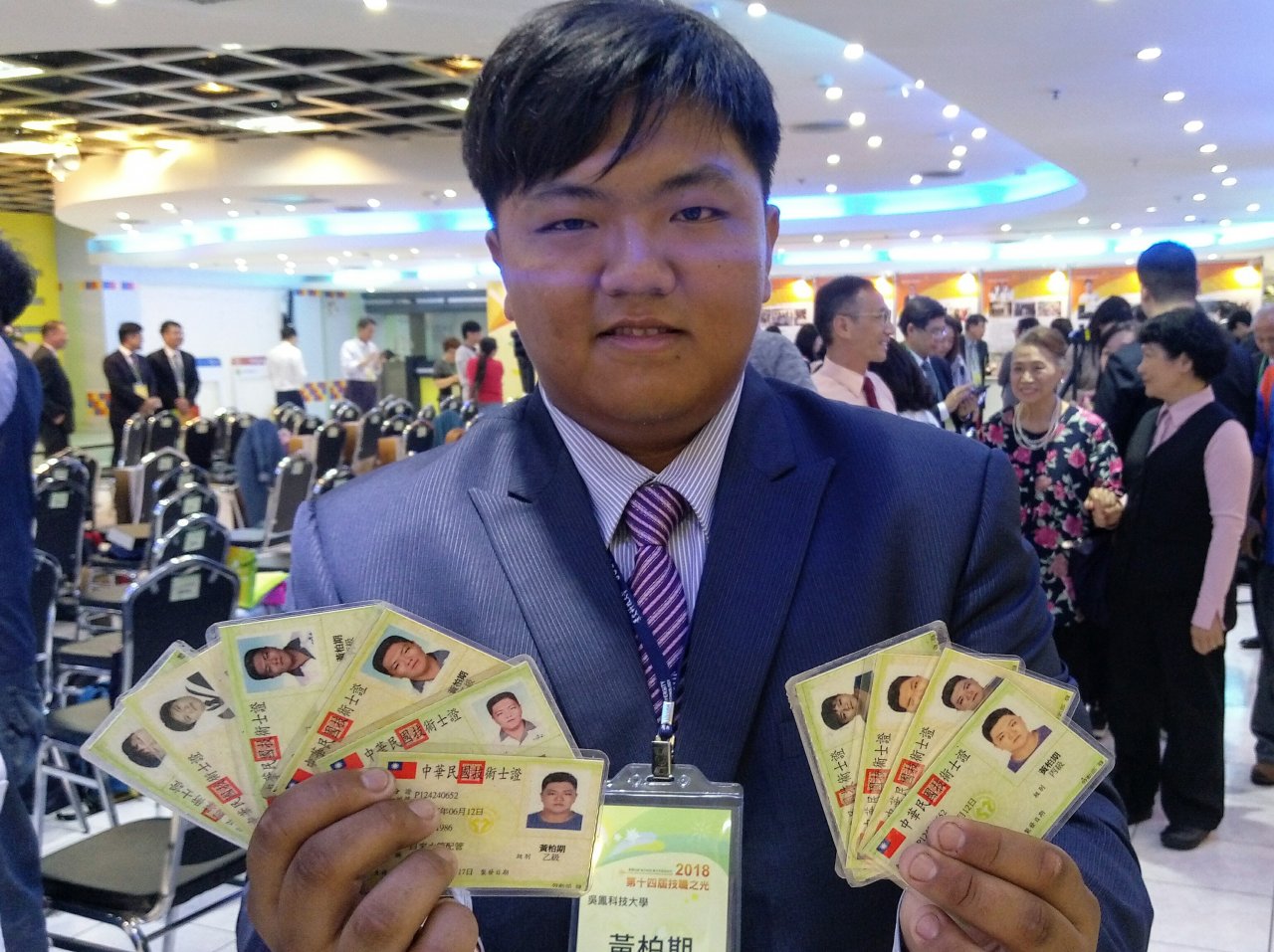感謝盲父印尼母 他領11張證照獲頒技職之光