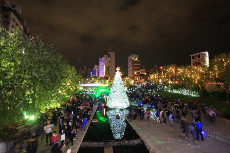 迎接耶誕佳節,台中市政府今年不但在柳川設置10公尺高的水中耶誕樹,也擴大至豐原區葫蘆墩圳設置,讓市區與山城同步感受耶誕氣氛,7日晚間在柳川舉行水中耶誕樹點燈儀式。