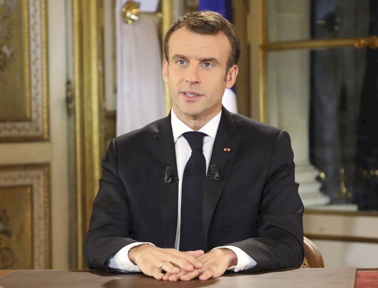 法國接連兩個週末爆發「黃背心」示威運動，導致該國陷入近年來最嚴重的動盪後，法國總統馬克宏10日首度透過電視對全國發表演說。(AFP)