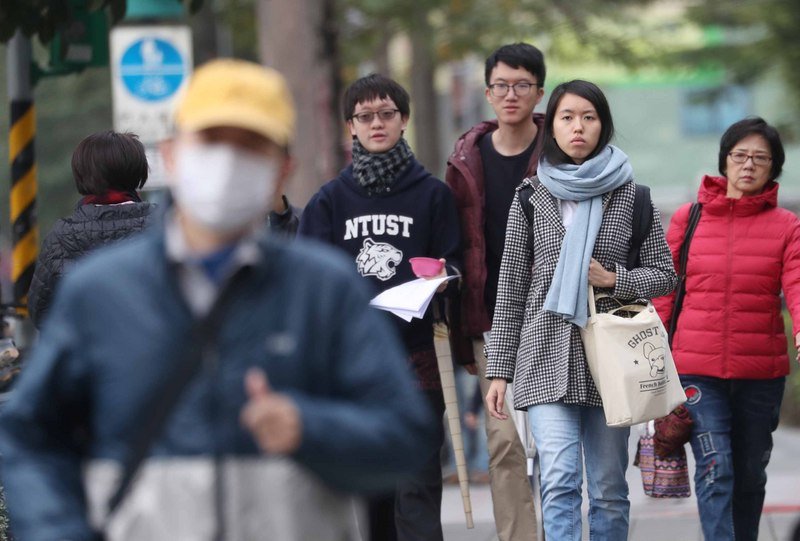 大陸冷氣團及輻射冷卻 早晚偏冷溫差大