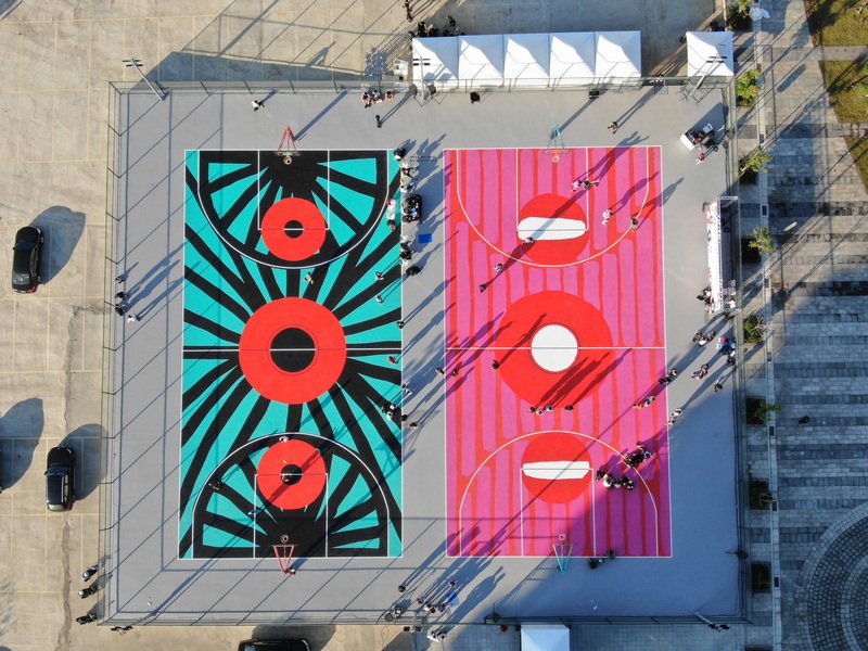波蘭插畫家菲利普．帕戈斯基（Filip Pagowski）在淡海新市鎮打造「藝術籃球場」，以亮粉紅、亮綠色彩繪，成為社群網站臉書、IG打卡熱點。（宏泰人壽提供）