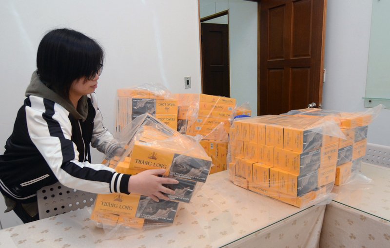財政部關務署台北關8日表示，台北關稽查組日前分別查獲10名越南籍旅客搭機來台時，攜帶大量越南香菸，經清查後共509條，除沒收菸品外，並依法開罰。
