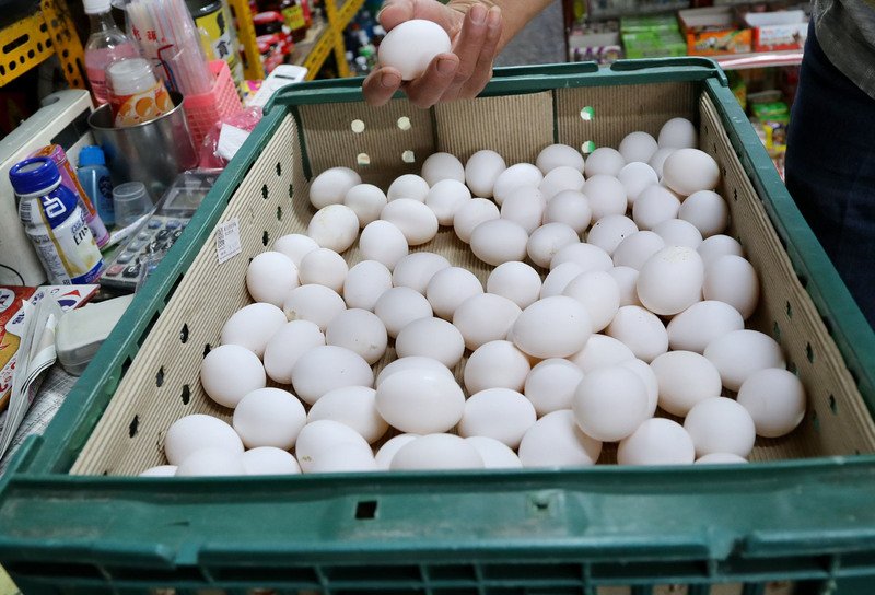 雞蛋因春節前需求增加上漲新台幣3元，是20年新高，雜貨店老闆娘說，現在叫的貨都是中盤商直接去產地拿，怕沒有雞蛋可以賣。