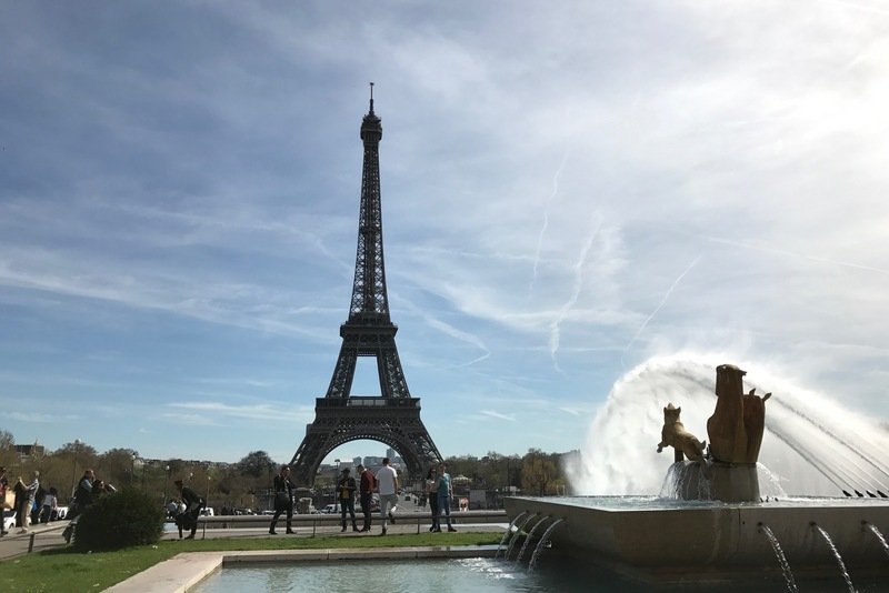 法國是全球最受跨國遊客青睞的國家，政府期望2018年的外籍遊客數統計完成後突破9000萬人次門檻。但「黃背心」運動的暴力畫面，嚇跑一些遊客。
