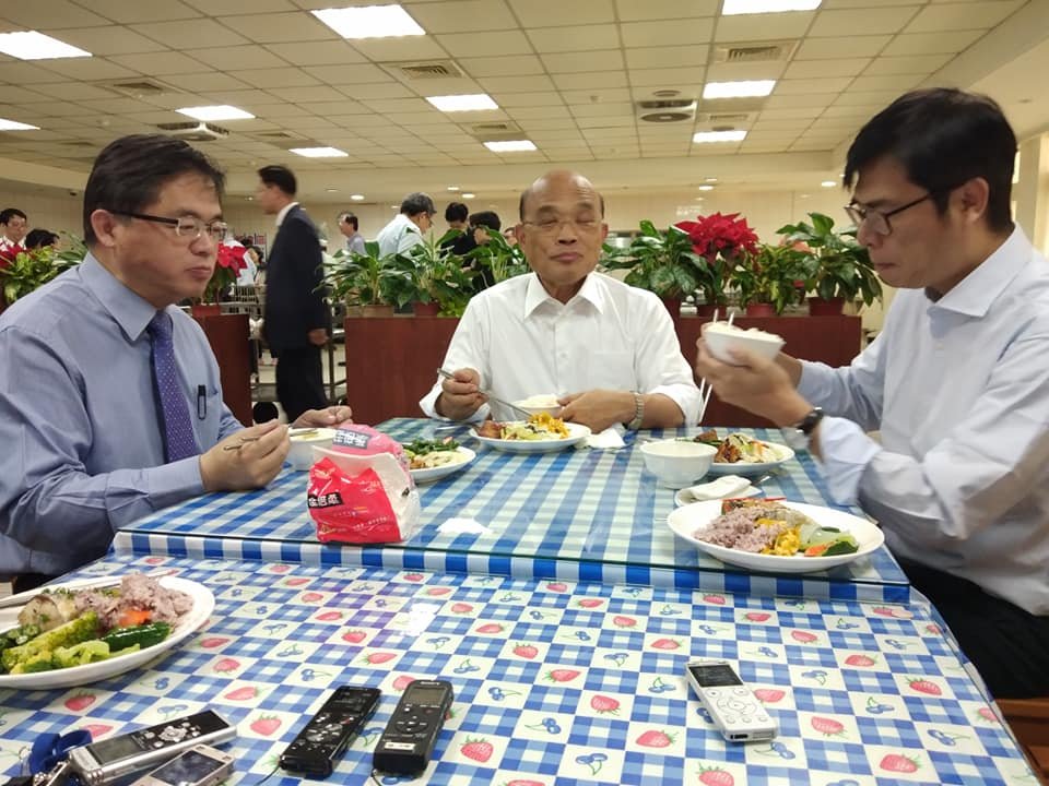 蘇揆下午視察非洲豬瘟防疫 中午先吃員工餐補體力