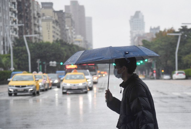 中央氣象局表示，16日東北季風及華南雲雨區東移影響，水氣增加，北部及東半部雲量偏多，北台灣有局部較大雨勢發生機率，其他地區也有局部短暫雨。(圖:中央社)