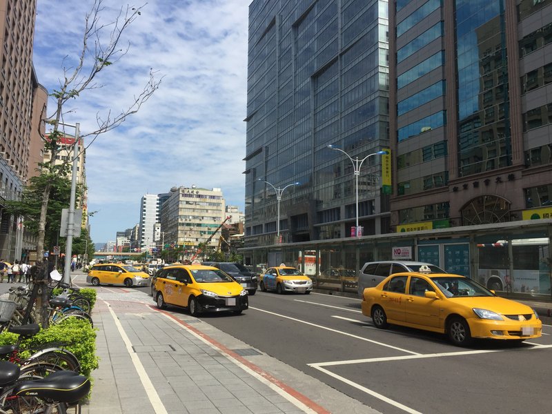 交通部擬補助小黃油資 駕駛盼先解決Uber
