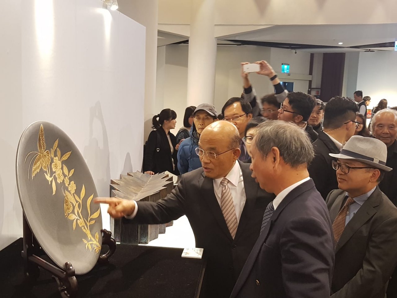 觀賞台灣工藝之巔特展 蘇揆：政府要提供展藏舞台