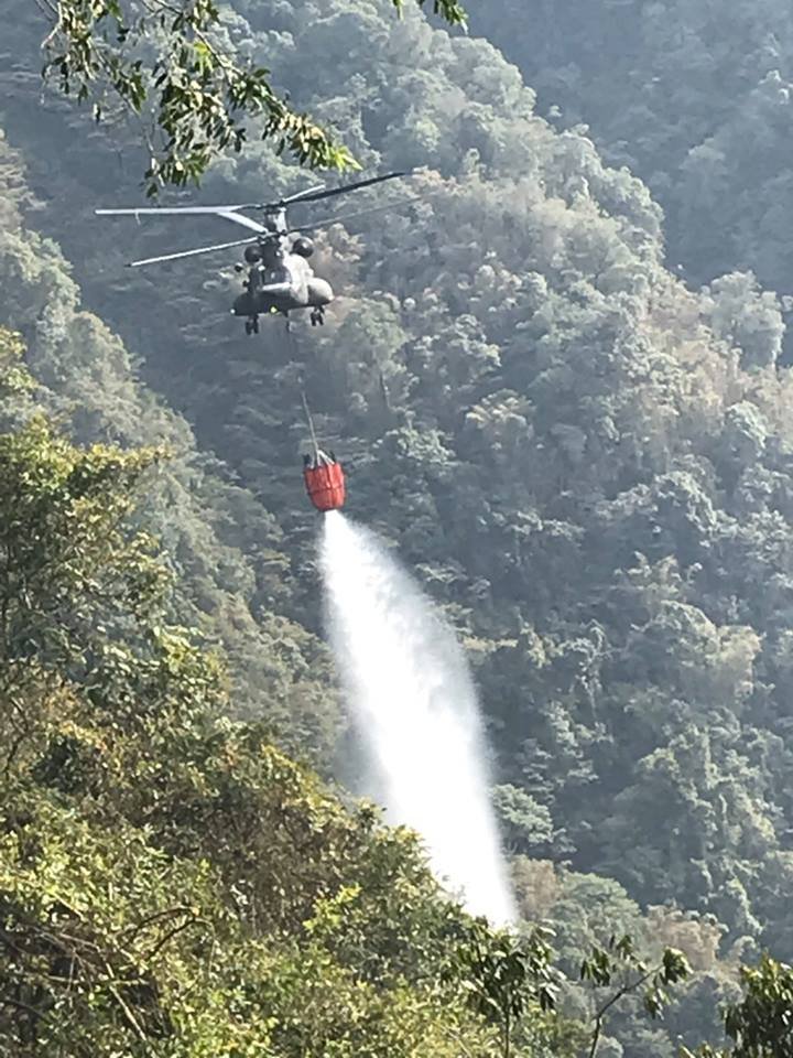 航特又出動直升機汲水 空中灑水滅山區大火