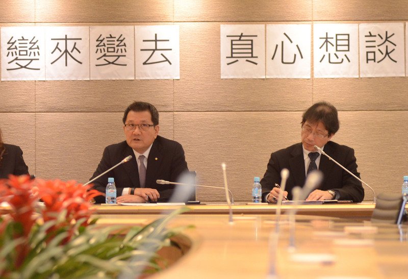 華航機師持續罷工,中華航空公司發言人劉朝洋(左)12日率公司一級主管舉行記者會,質疑桃園市機師職業工會變來變去,目的讓會議沒有結論。