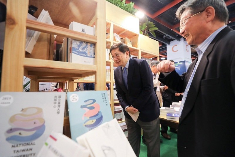 2019年第27屆台北國際書展12日至17日在台北世貿一館、三館舉行,「中央研究院‧國立台灣大學出版中心聯展」下午舉行開幕式暨茶會,台大校長管中閔(左)出席參觀展場。