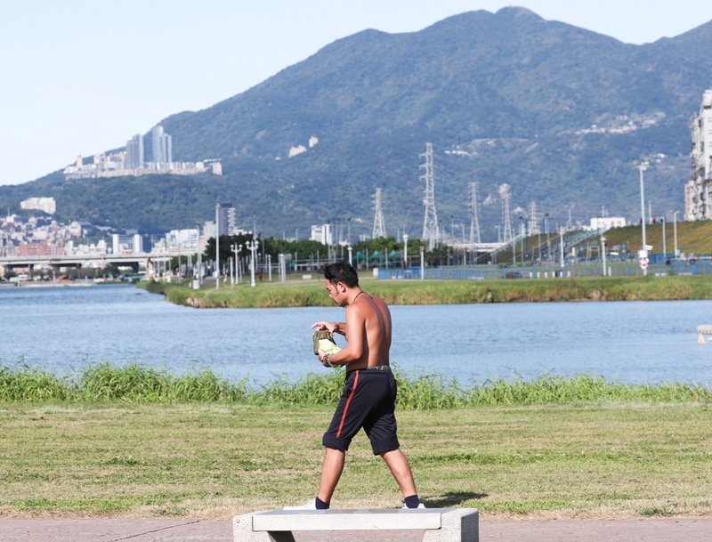 中央氣象局表示,12日東北季風減弱,北部地區降雨減少、氣溫回升,各地白天溫暖舒適,高溫都可到攝氏24、25度,有民眾趁著好天氣,外出打赤膊運動。