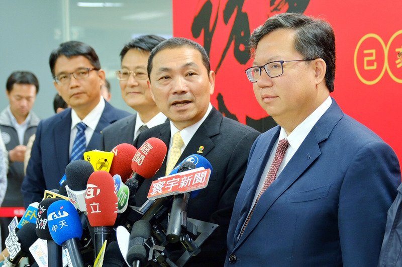 華航勞資雙方二度舉行勞資座談破局,新北市長侯友宜(右2)12日表示,只要站在對方的立場替人多想想,什麼事情都會圓滿,就像華航勞資雙方一樣,大家要互相體諒,相信事情很快就能落幕。右1為桃園市長鄭文燦。