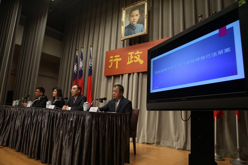 因應同婚 戶政登記改為「父、養父」或「母、養母」