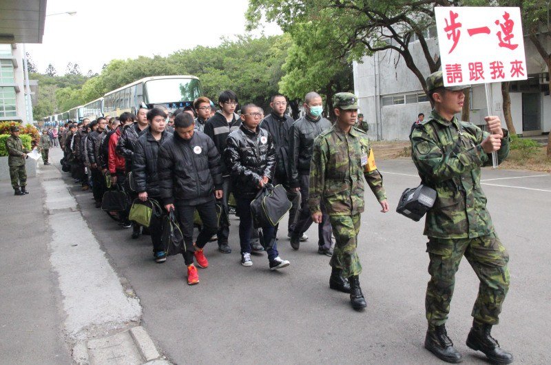 下週的台灣歷史回顧：廣電法修訂、行憲紀念日、首次發布征兵令