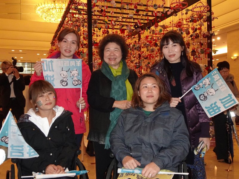 東京馬拉松 羊角姐妹神秘加油團有陳菊