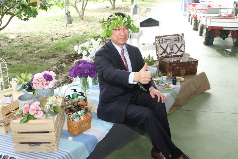 替新人證婚 徐國勇:少子化多生幾個