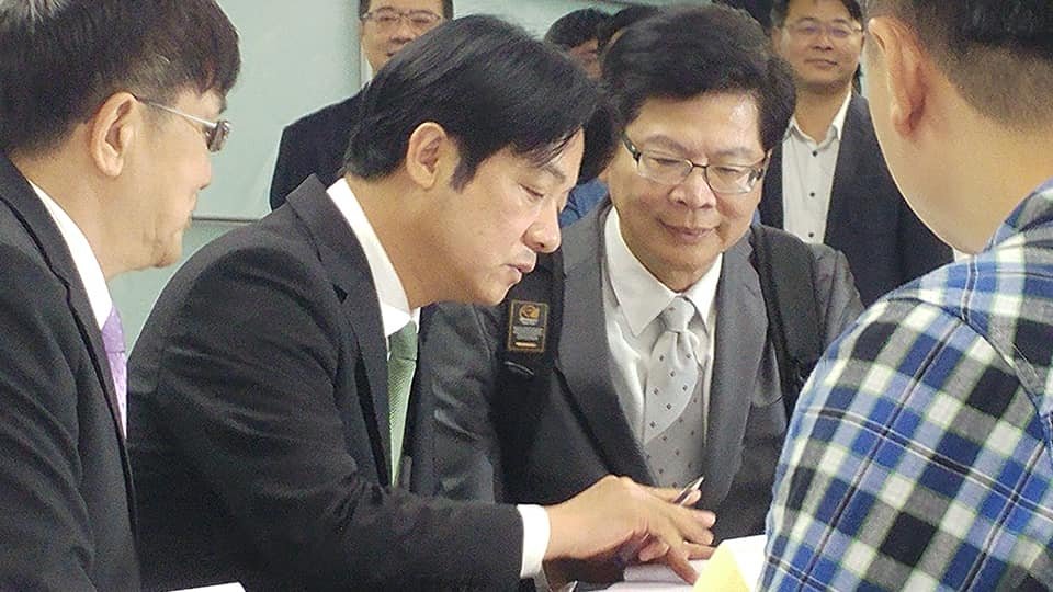 賴清德登記參選黨內總統初選 正面對決蔡總統