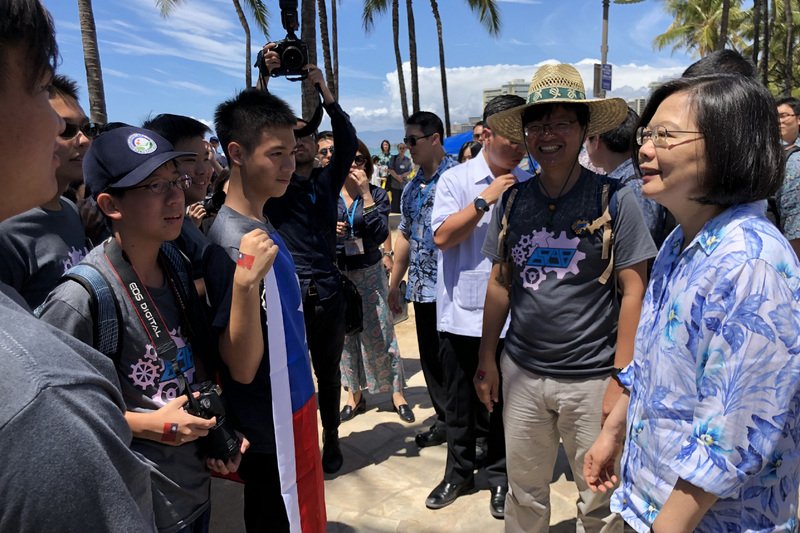 檀香山遇參賽高中生 總統：得獎在總統府等你們