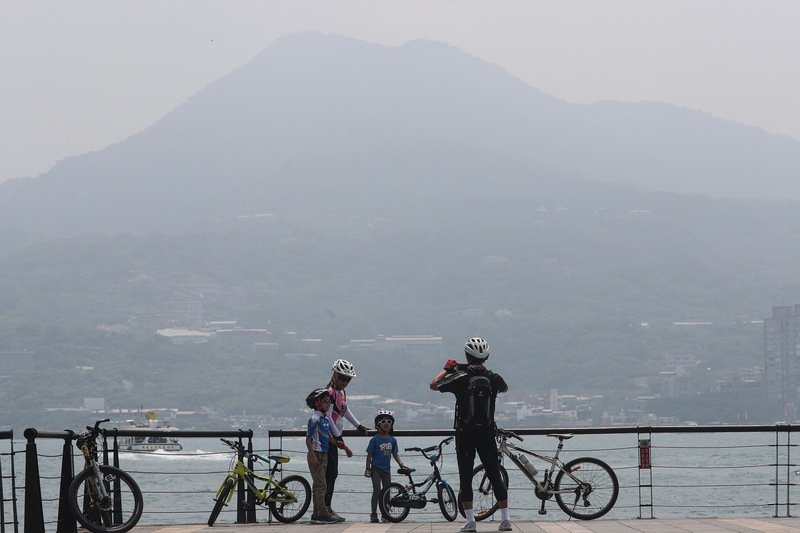 東半部局部雨西部晴 留意突發性大浪