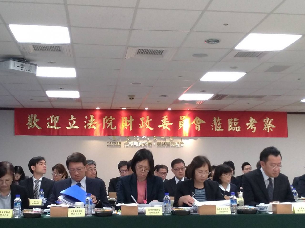 壽險業今年恐零股息 顧立雄：投資人多拿股票也不錯