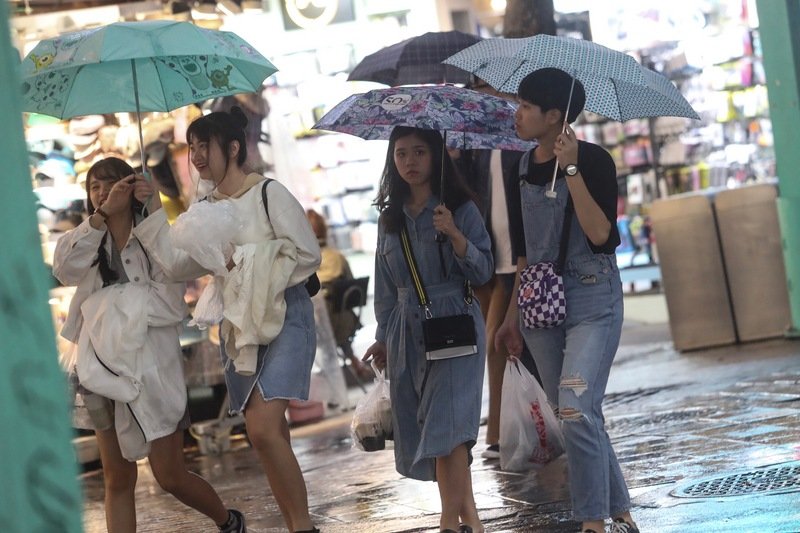 水氣增晚起東北部局部大雨 中南部溫差大