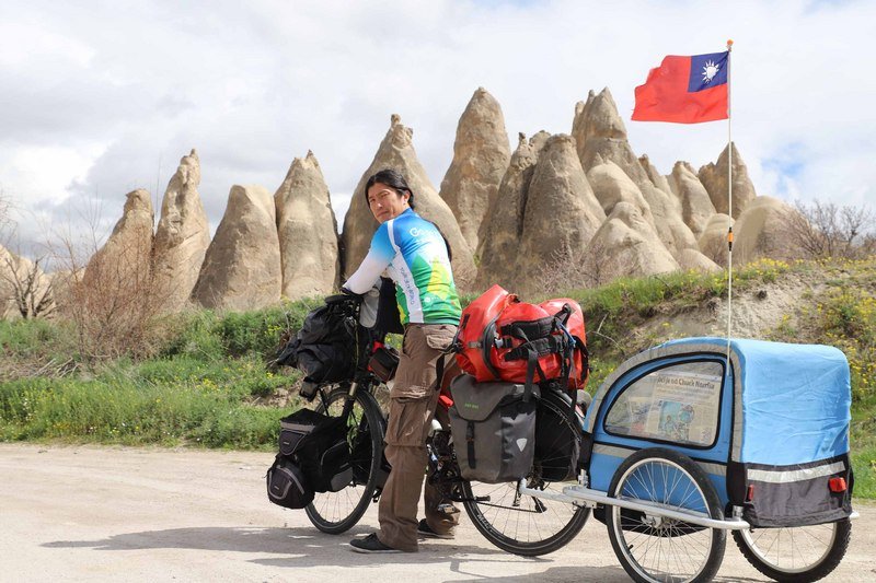 台灣單車環球騎士陳峻永（圖）2015年6月上路，行程來到土耳其石頭城（Cappadocia）。他如今足跡遍及61國、行旅逾5萬2000公里。