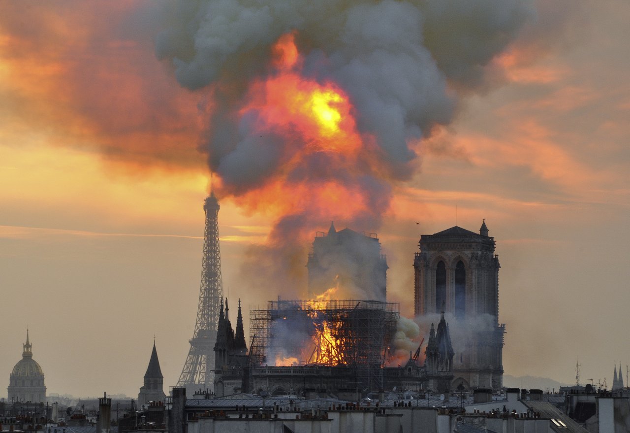 巴黎聖母院(Notre-Dame Cathedral)是法國最為人知的教堂，從1163年開始興建，14世紀才完成。一場嚴重火災造成部分屋頂和尖塔倒塌，可能需要數年時間修復。(美聯社/達志影像)