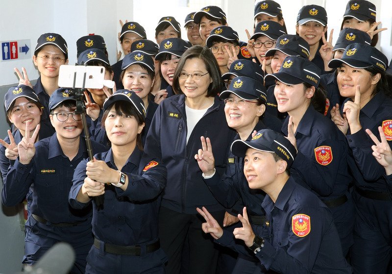超過30年未換裝的警察制服，18日換新裝。總統蔡英文（中）出席換裝典禮見證，並與身穿新制服的女警自拍。