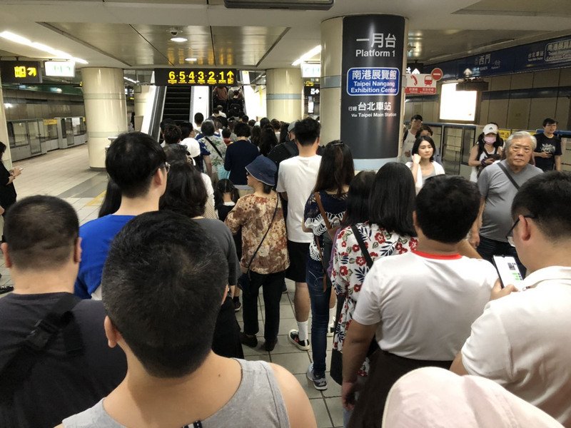 花蓮縣秀林鄉18日下午發生規模6.1有感地震，台北市震度4級，民眾在站務人員指引下，往出口疏散。