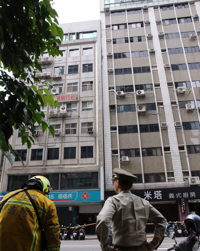 花蓮地區18日下午1時1分發生芮氏規模6.1地震，台北市震度達4級，位於長安東路二段一棟建築物震後發生傾斜狀況，警消獲報到場圍起封鎖線並疏散人群。