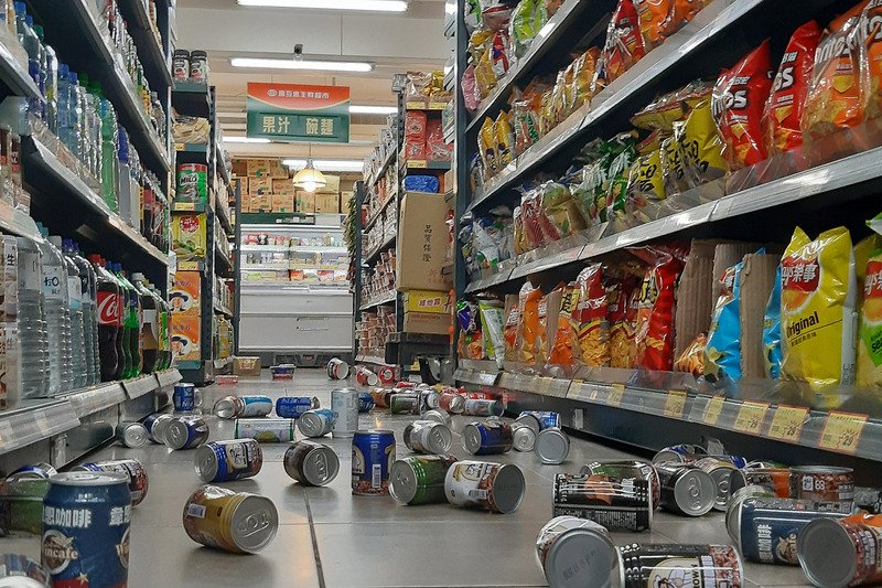 花蓮地區18日發生芮氏規模6.1地震，宜蘭地區也感受到明顯搖晃，一家超商架上擺設的飲料罐也被搖落，店內一度混亂，所幸沒有民眾遭砸傷。