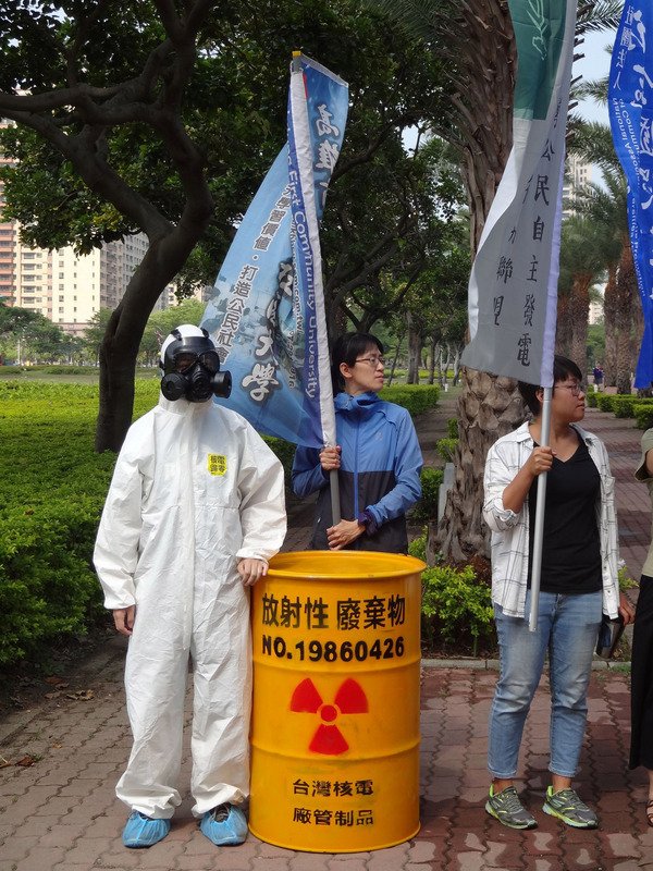 2019南部廢核遊行將於27日登場，南台灣廢核行動聯盟18日舉行造勢記者會，演出行動劇，呼籲民眾與各政黨勿再被錯誤資訊誤導，而讓台灣回頭擁抱傳統核與煤。