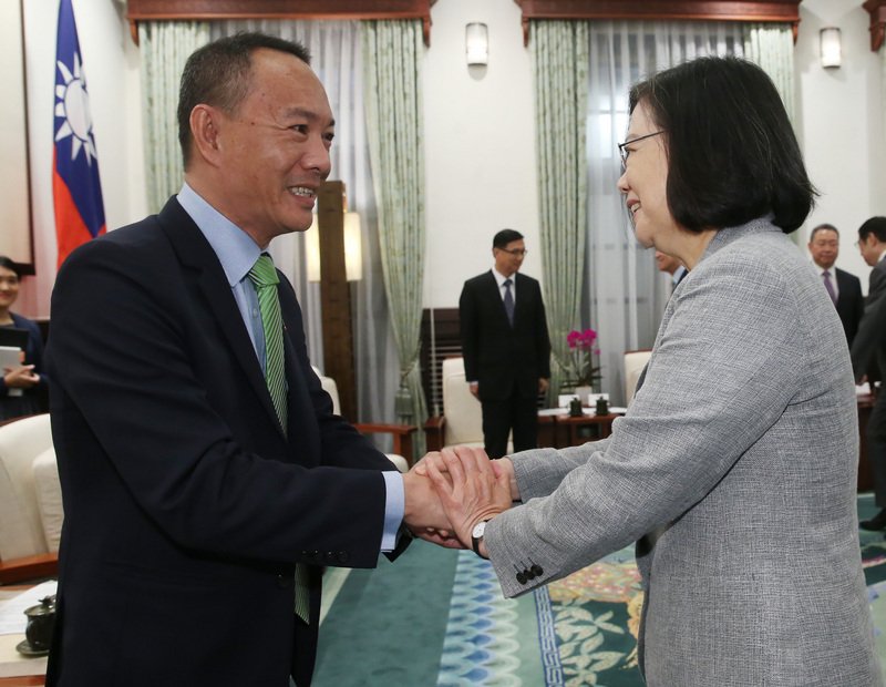 總統蔡英文（右）23日在總統府接見貝里斯國會參議院議長鄭經緯（Lee Mark Chang）（左），向他握手致意，歡迎他來訪。