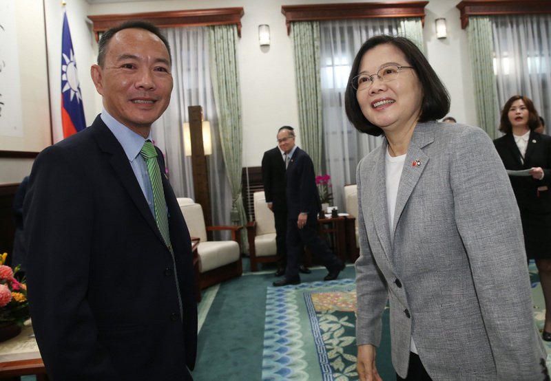 總統蔡英文（前右）23日在總統府接見貝里斯國會參議院議長鄭經緯（Lee Mark Chang）（左），感謝鄭經緯領導的參議院一直給台灣最大的支持。