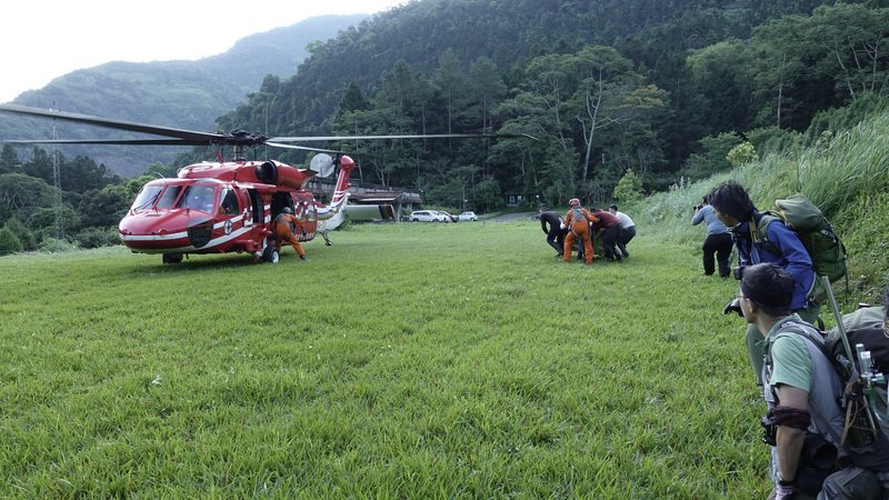 南安小熊回家 搭黑鷹直升機野放