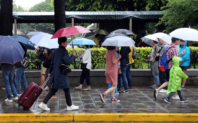 天氣悶熱 北臺灣及各山區留意局部豪大雨