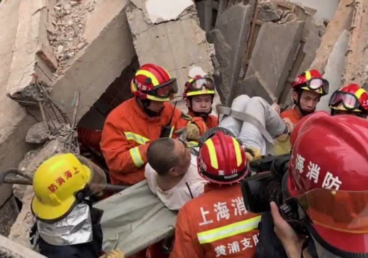 上海建築坍塌 15人獲救5人罹難