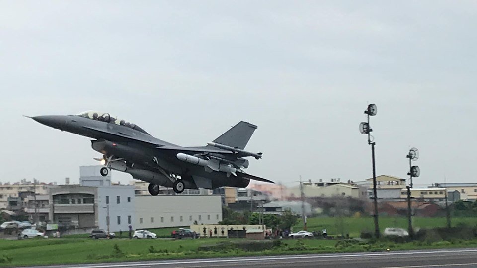 彰化戰備道起降操演 F-16V首度亮相吸引目光