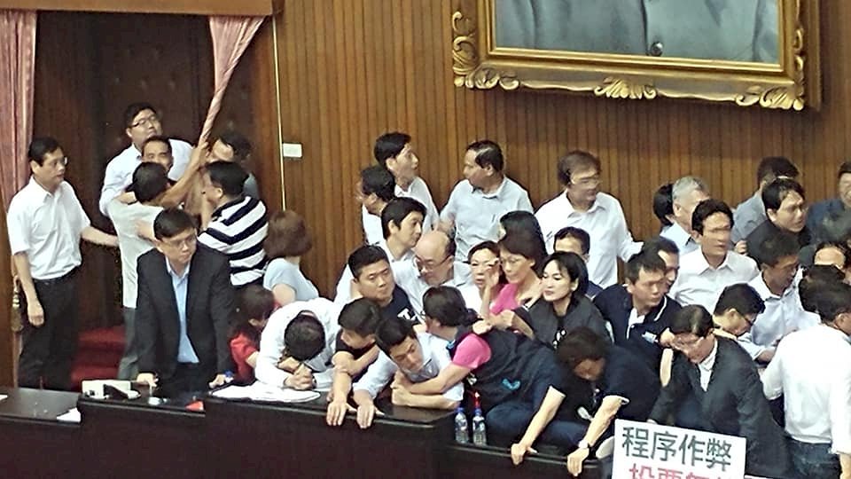 藍委阻擋李進勇人事案 立院上演全武行