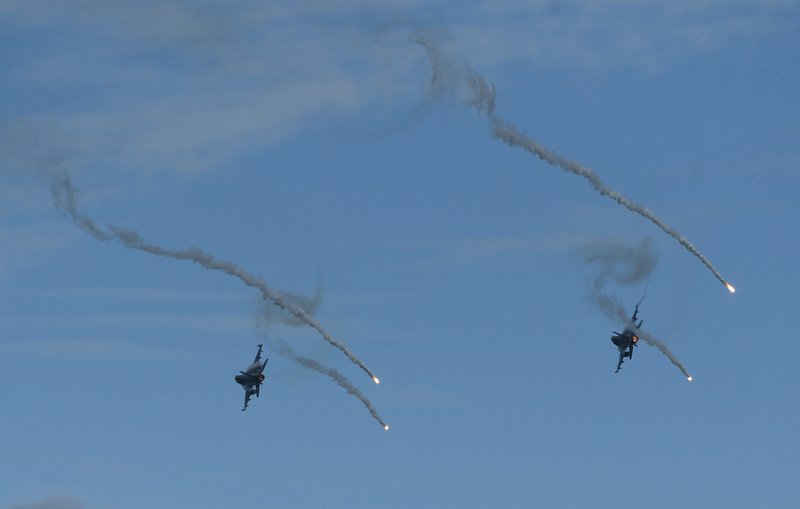 國軍30日清晨在屏東滿豐訓場執行漢光「聯合灘岸殲敵作戰」演習，空軍F16戰機拋射熱焰彈。