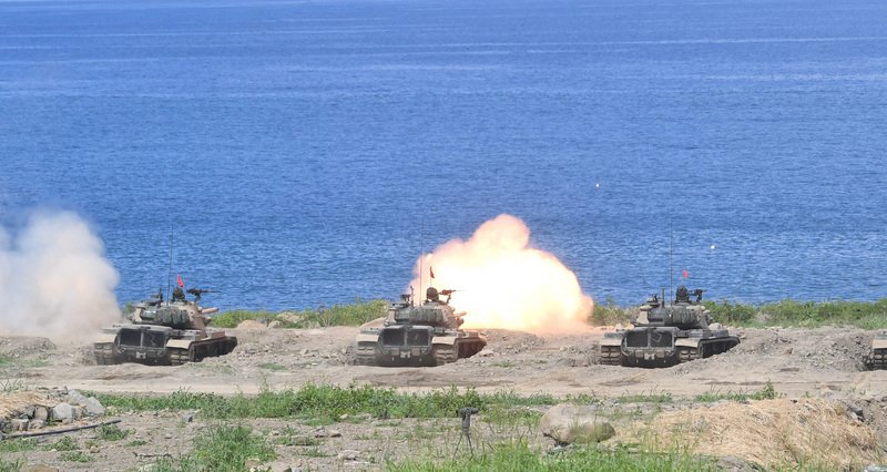 國軍30日清晨在屏東滿豐訓場執行漢光「聯合灘岸殲敵作戰」演習，CM-11勇虎式戰車朝海上目標射擊。