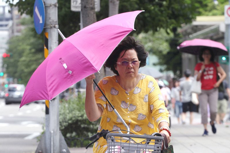 天氣悶熱台北上看36度 午後留意雷陣雨