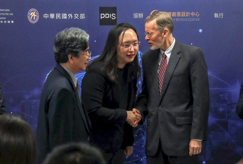 美國在台協會（AIT）4日在台北舉辦「“智”同道合–數位對話」論壇，AIT台北辦事處長酈英傑（BrentChristensen）（右）與行政院政務委員唐鳳（中）在會中交換意見。